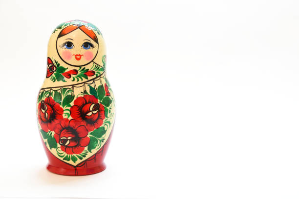 matryoshka es un toy popular ruso, tallado en madera y pintado en colores brillantes - russian nesting doll nested russian culture toy fotografías e imágenes de stock