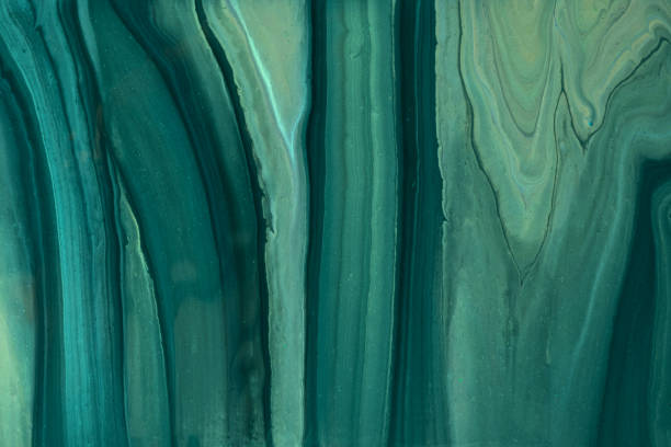 fundo de arte de fluido abstrato verde escuro e cor de brilho de oliva. mármore líquido. pintura acrílica com gradiente esmeralda. - marbled effect fotos - fotografias e filmes do acervo