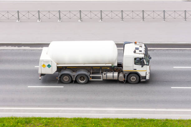 高圧液化プロパンガス、ブタンの下に大きなシリンダーを持つトラック。 - truck fuel tanker transportation mode of transport ストックフォトと画像