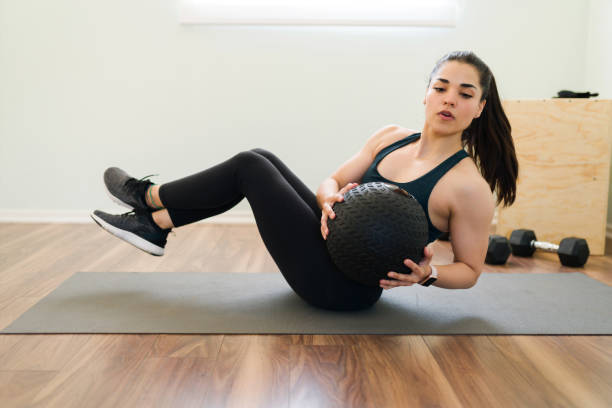 jovem atlética praticando sit-ups laterais - sit ups - fotografias e filmes do acervo