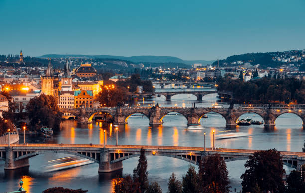 puentes de praga en crepúsculo, república checa - praga fotografías e imágenes de stock