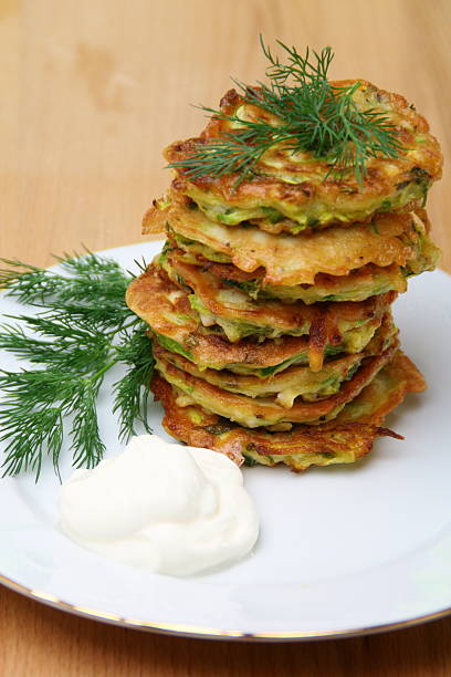 curgete fritters com creme de leite azedo - squash fried deep fried dill imagens e fotografias de stock