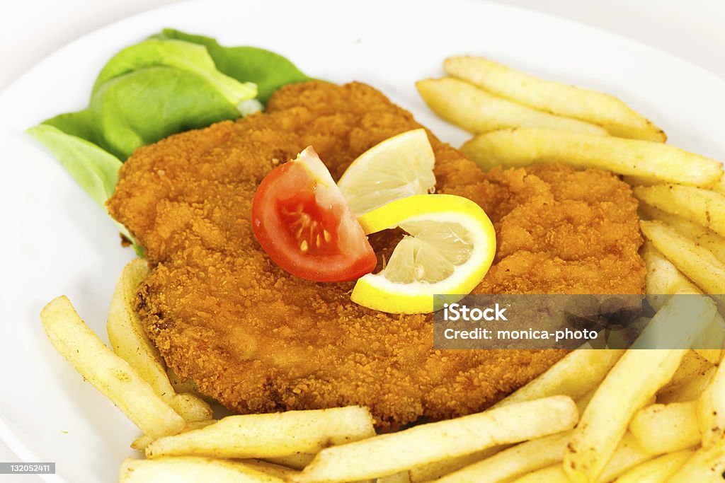 Milanesa, fresco rebozado, con papas fritas - Foto de stock de Alimento libre de derechos