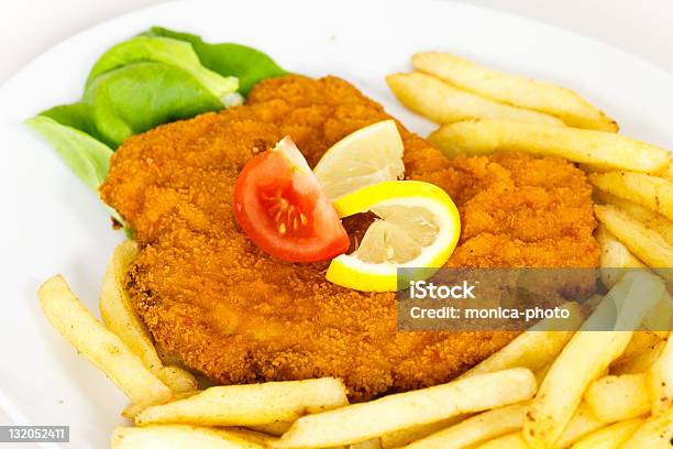 Milanesa Fresco Rebozado Con Papas Fritas Foto de stock y más banco de imágenes de Alimento - Alimento, Carne, Carne de cerdo