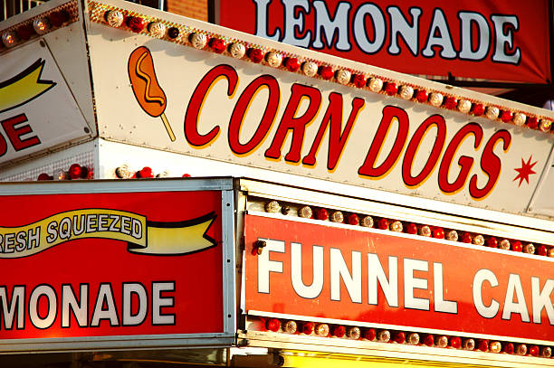 fairfood - corn dog fotografías e imágenes de stock