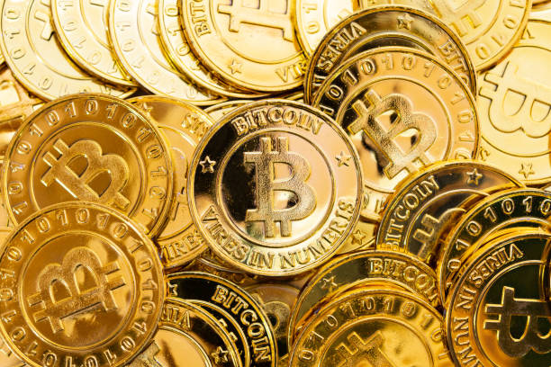 sfondo criptovaluta bitcoin. un mucchio di bitcoin d'oro, valuta digitale - criptovaluta foto e immagini stock
