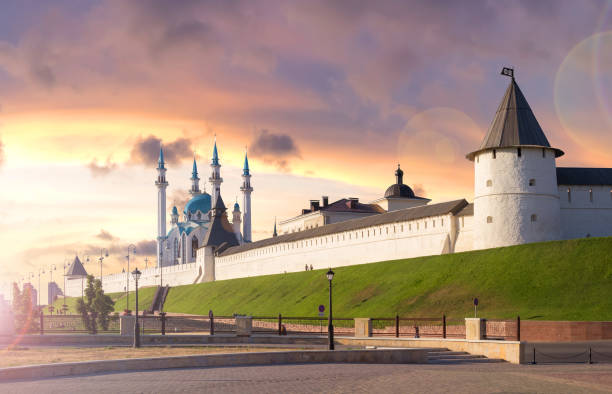 schöner sonnenuntergang über dem kasaner kreml. russland. - 2322 stock-fotos und bilder