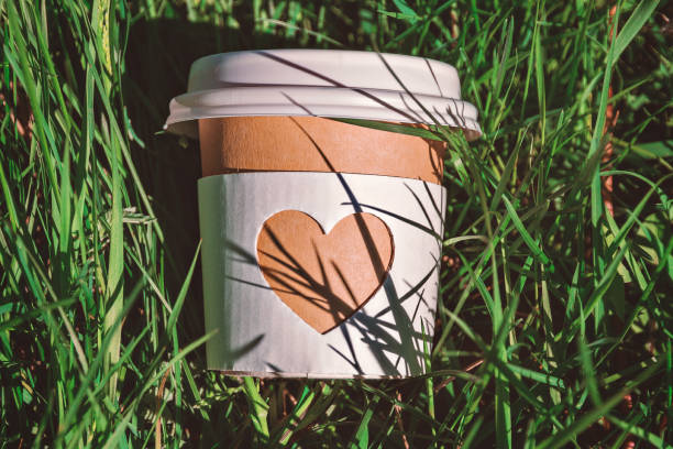 xícara de papel de café natural em grama verde - heart shape grass paper green - fotografias e filmes do acervo