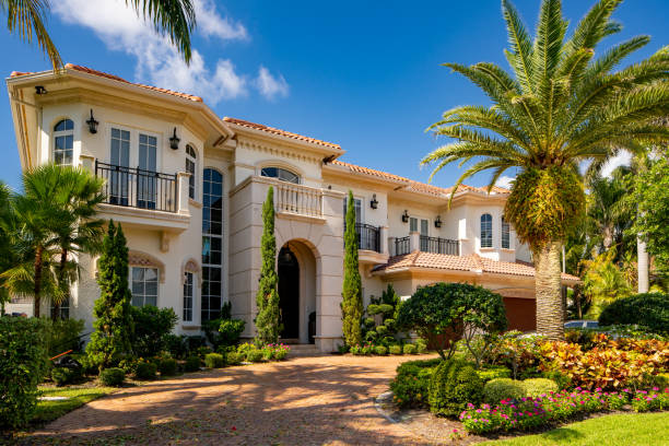 Single family home in Tropic Isle Neighborhood Delray Beach, FL USA Delray Beach, FL, USA - May 28 2021: Single family home in Tropic Isle Neighborhood Delray Beach, FL USA delray beach fl stock pictures, royalty-free photos & images