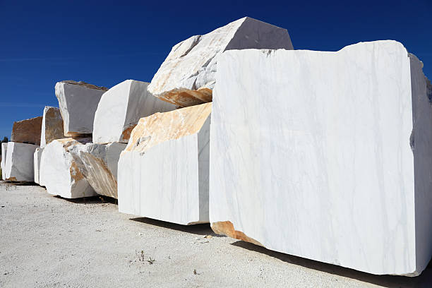 mármol de carrara - rock quarry fotografías e imágenes de stock