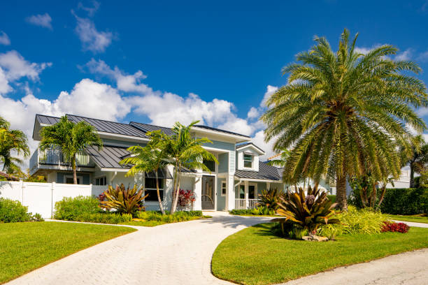 Single family home in Tropic Isle Neighborhood Delray Beach, FL USA Delray Beach, FL, USA - May 28 2021: Single family home in Tropic Isle Neighborhood Delray Beach, FL USA delray beach fl stock pictures, royalty-free photos & images