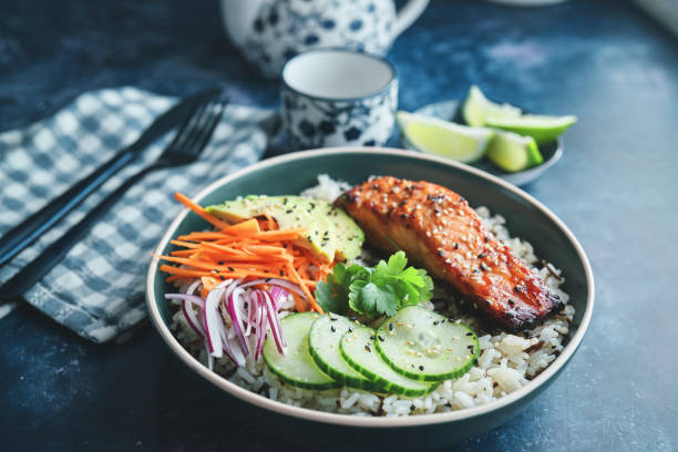 tigela de salmão picante com arroz, cenoura, pepino e abacate - prepared fish - fotografias e filmes do acervo