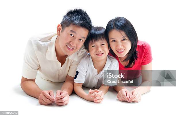 Familia Asiática Foto de stock y más banco de imágenes de 30-39 años - 30-39 años, 4-5 años, Acostado