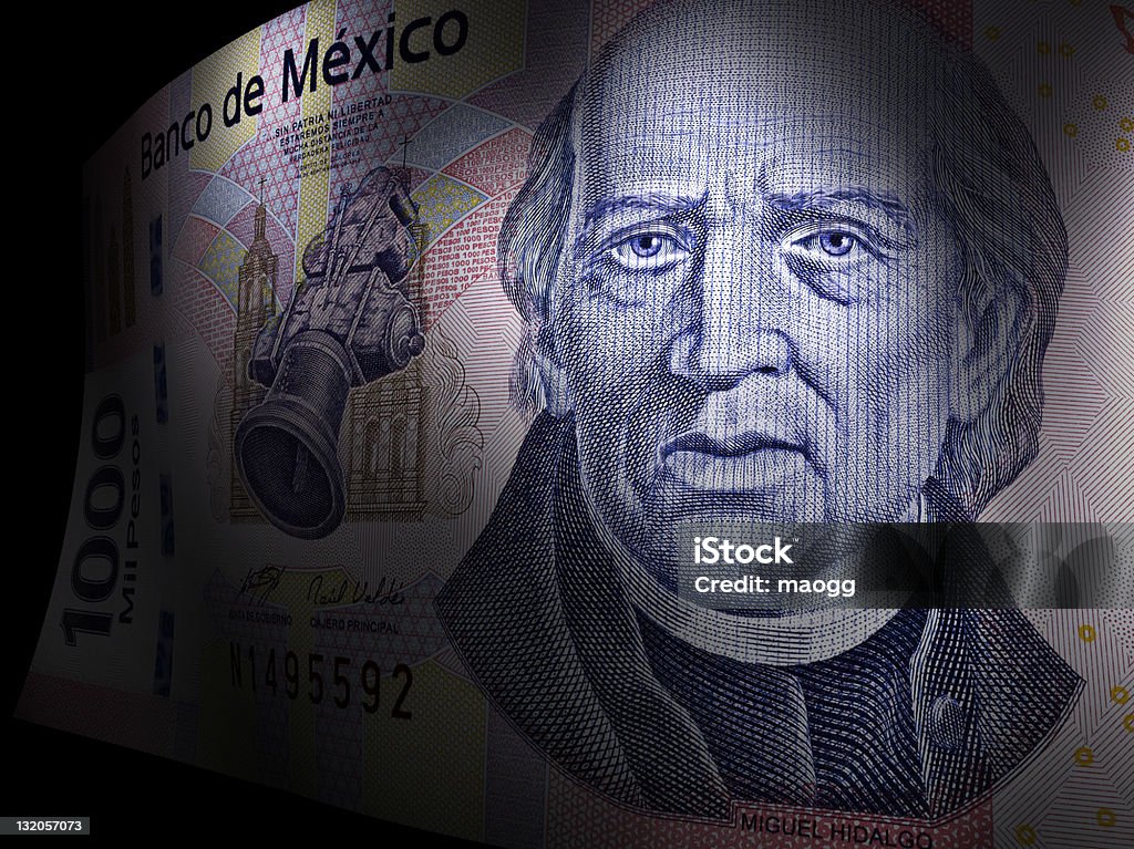 Miguel Hidalgo di primo piano in mille peso bill - Foto stock royalty-free di Banconota di peso messicano
