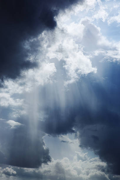 はじけるサンビームズで、劇的な空 - storm cloud thunderstorm sun storm ストックフォトと画像