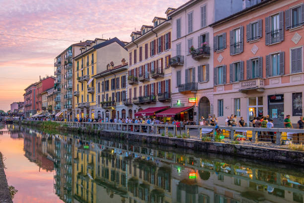 blick auf das überfüllte viertel naviglio grande in mailand - mailand stock-fotos und bilder