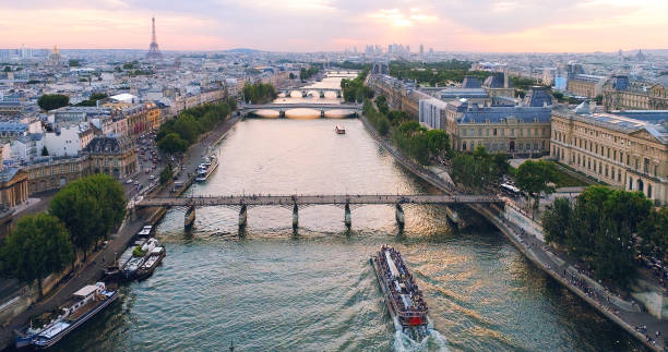パリの空中セイン川の夕日フランス - 遊覧船 ストックフォトと画像