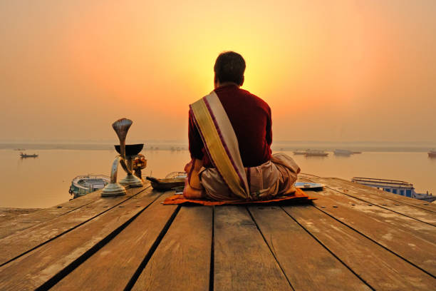 正体不明のヒンズー教のブラフマン僧侶は、聖なるガンジス川、バラナシ、ウッタル・プラデーシュ州、インドのガート階段で瞑想します - morning river ganges river varanasi ストックフォトと画像