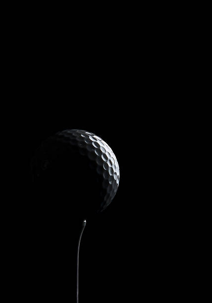 bola de golfe sobre fundo preto com espaço para texto - golf ball circle ball curve - fotografias e filmes do acervo
