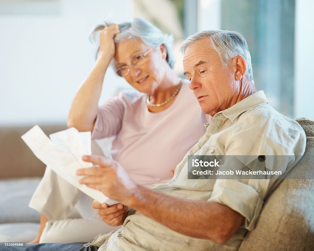 Alter Mann und Frau gehen durch die Zahlung Rechnungen - Lizenzfrei Verwirrung Stock-Foto