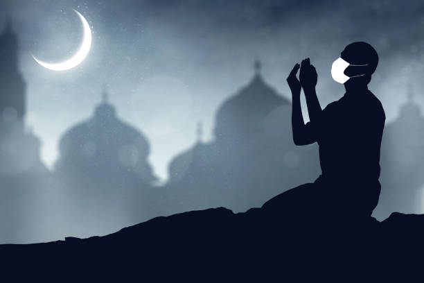 silhouette d’homme musulman priant - evening prayer photos et images de collection