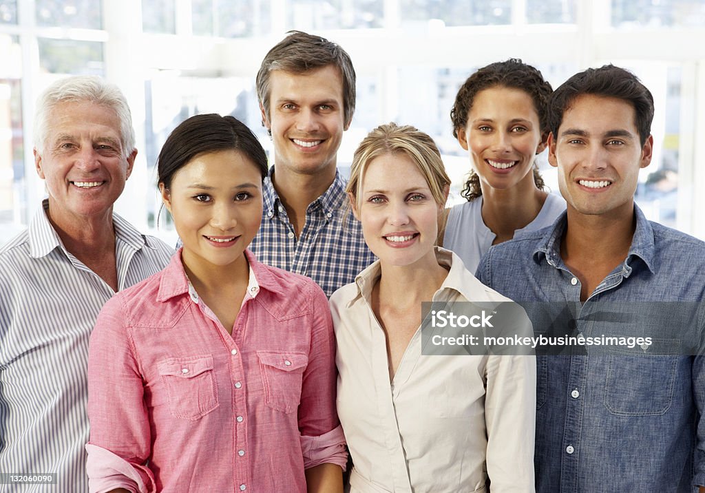 Смешанная группа деловых людей в офисе - Стоковые фото Многонациональная группа роялти-фри