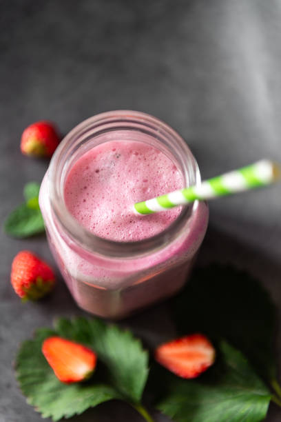 verre de smoothie fraise shake. smoothie fraise aux fraises fraîches - cocktail à la fraise photos et images de collection