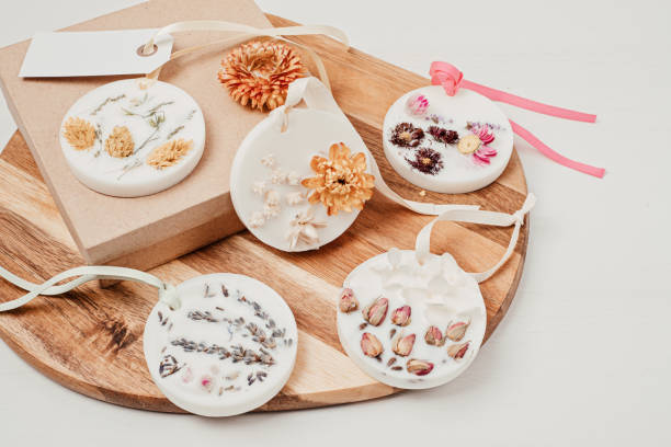 sachet de cire de soja parfumé diy avec des plantes et des huiles essentielles. essainisseur d’air naturel fait à la main - melted wax photos et images de collection