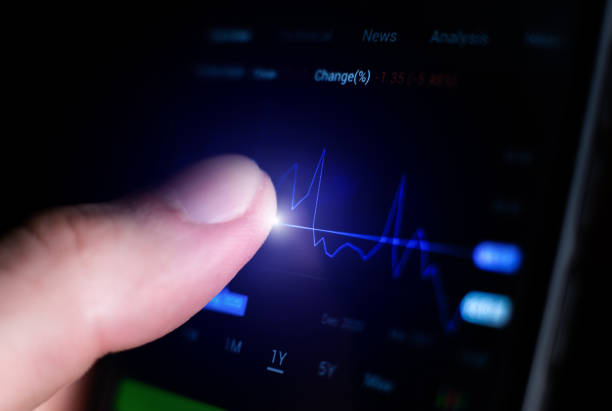 Start trading on Stock Market. Online chart of Bitcoin. Business man deal Investment. Stock Traders concept. Close up laptop screen, man Trader investor analysing Cryptocurrency Financial Market. comience a operar en el mercado de valores. gráfico en línea de bitcoin. negocio del hombre de negocios inversión. concepto de stock traders. cierre la pantalla de la computadora portátil, hombre inversor comerciante analizando criptomoneda mercado fin
