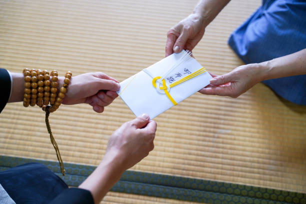 Image of giving a thank-you envelope to a monk. It is written in kanji as "Fuse", which means to express gratitude to the monk. There is money in the envelope shingon buddhism stock pictures, royalty-free photos & images