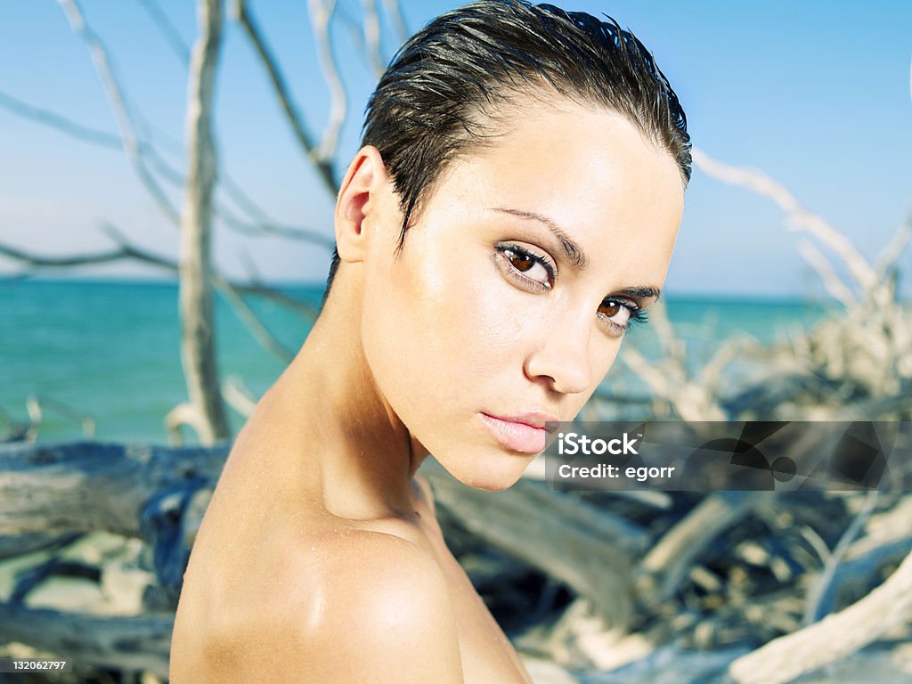 아름다운 해변의 여자 - 로열티 프리 20-24세 스톡 사진