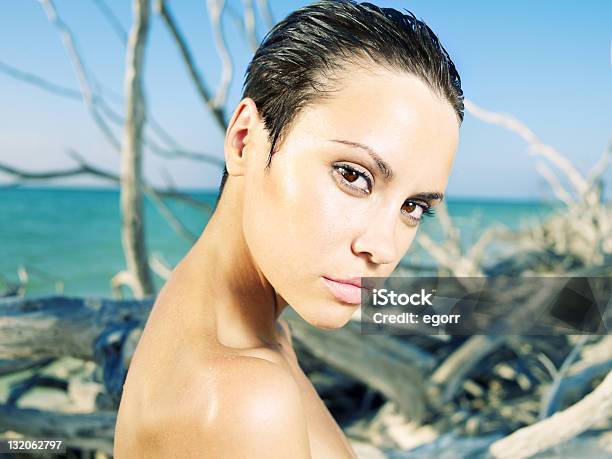 Красивая Женщина На Пляже — стоковые фотографии и другие картинки 20-24 года - 20-24 года, 20-29 лет, Береговая линия