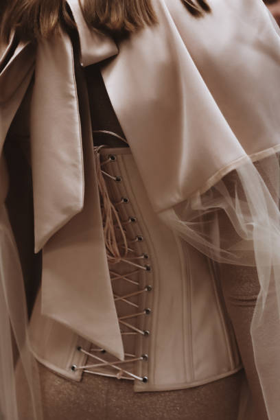 세련된 복장의 일��부 - 레이스베이지 코르셋. - baroque style costume corset women 뉴스 사진 이미지
