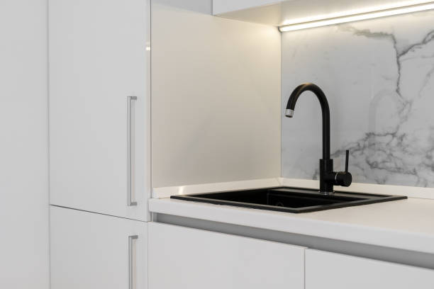 weiße küchentheke mit stilvollem schwarzen waschbecken - domestic kitchen kitchen sink contemporary counter top stock-fotos und bilder