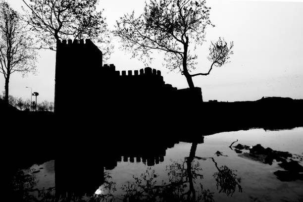 parte del muro storico bizantino con riflessione a istanbul - byzantine reflection turkey istanbul foto e immagini stock