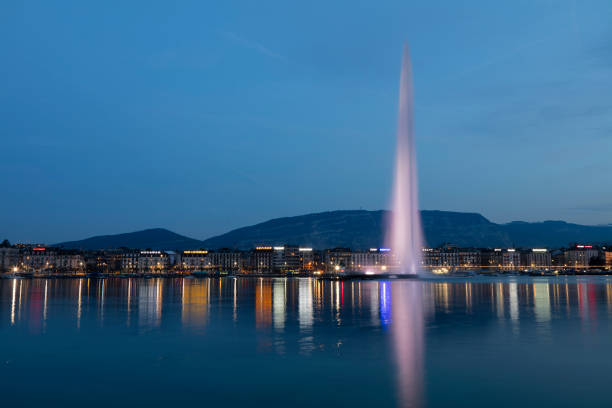 famoso jato de fonte d'eau ao anoitecer, genebra, suíça - geneva switzerland night city - fotografias e filmes do acervo