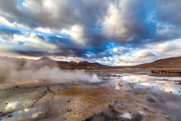 гейзеры el tatio на восходе солнца, пустыня атакама, чили. - geyser nature south america scenics стоковые фото и изображения