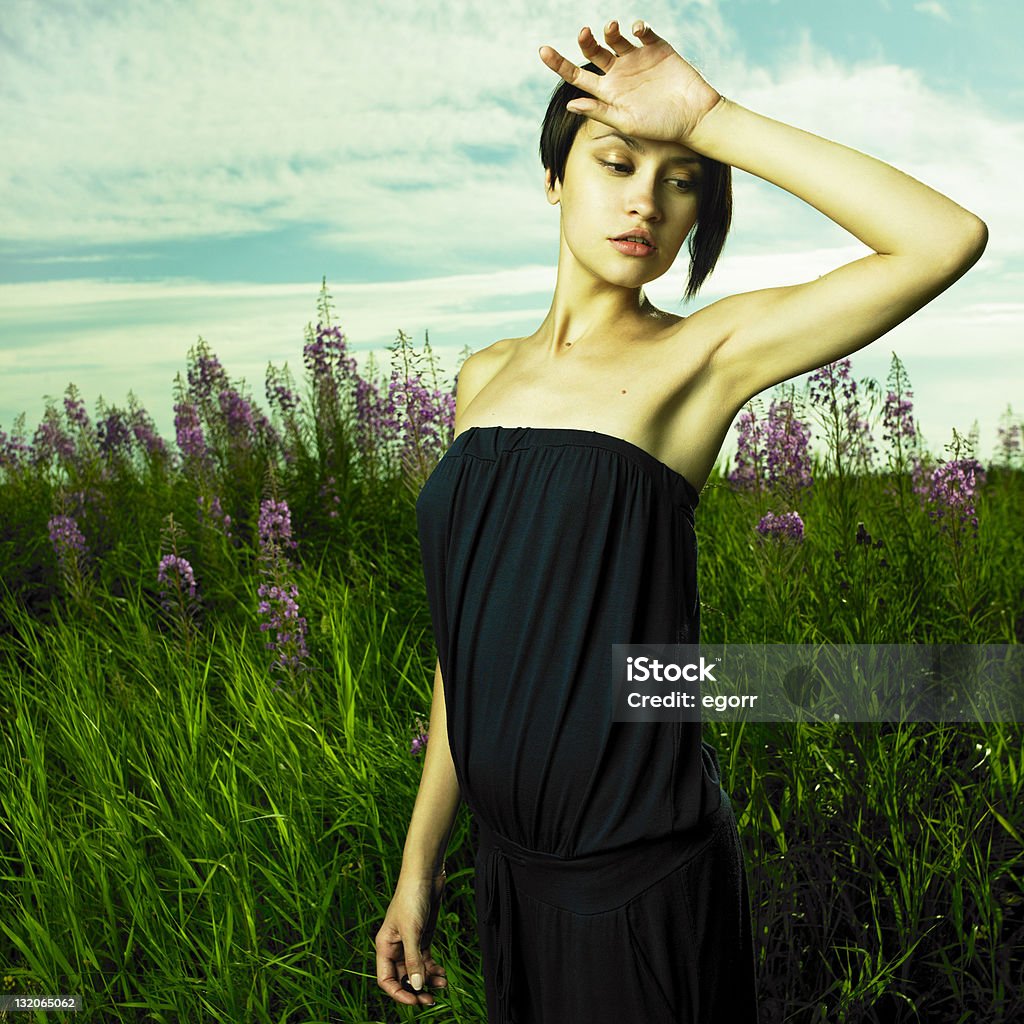 Girl in 花の牧草地 - 20-24歳のロイヤリティフリーストックフォト