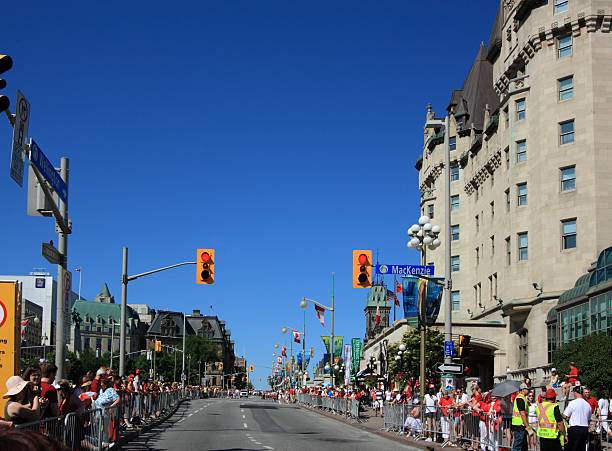 multitudes en wellington street - canada urban scene stoplight clear sky fotografías e imágenes de stock