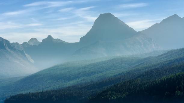 the early morming mist rolls through the mountains at lake mcdonald in glacier national park, montana, usa - montana mountain mcdonald lake us glacier national park imagens e fotografias de stock