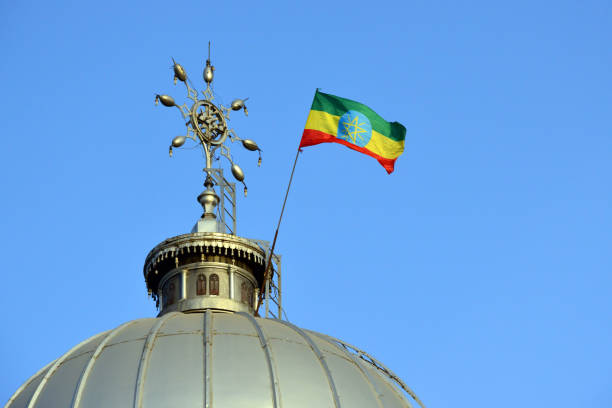 cattedrale di san giorgio - cupola d'argento e lanterna con croce e bandiera etiope - addis abeba, etiopia - st george flag architecture famous place foto e immagini stock