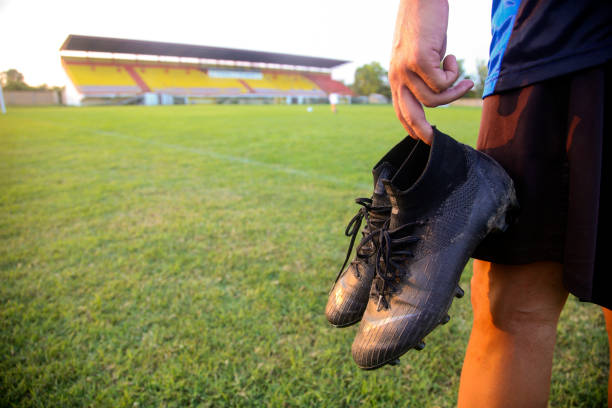 zapatillas de fútbol - botas de fútbol fotografías e imágenes de stock