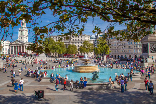 beaucoup de gens se détendent à trafalgar square - trafalgar square photos et images de collection