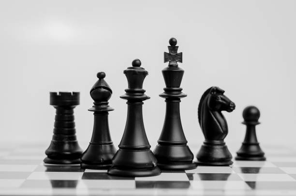 piezas de tablero de ajedrez - strategy chess conflict chess board fotografías e imágenes de stock