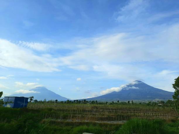 istock SINDORO AND SUMBING MOUNTAIN 1320669625