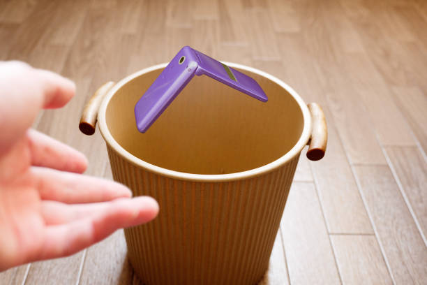 istock Throw the old feature phone into the trash 1320669746