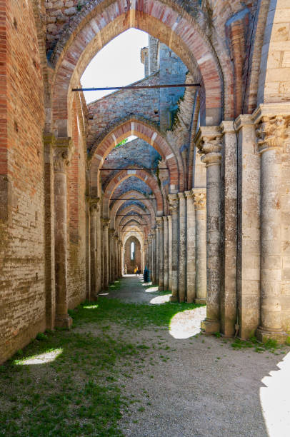 die ruinen der abtei san galgano in der toskana - san galgano stock-fotos und bilder