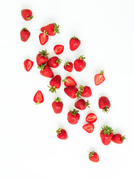 fresa aislada sobre fondo blanco. lay plana. vista superior. - strawberry fotografías e imágenes de stock