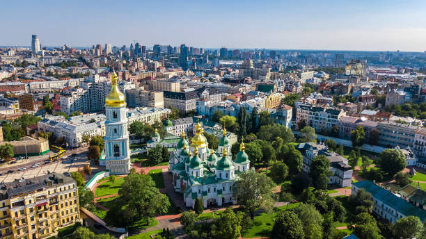 vista aerea dall'alto della cattedrale di santa sofia e dello skyline della città di kiev dall'alto, paesaggio urbano di kiev, capitale dell'ucraina - kyiv orthodox church dome monastery foto e immagini stock
