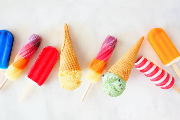 variedade de picolés coloridos de verão e sobremesas de sorvete espalhadas em mármore branco - creamsicle - fotografias e filmes do acervo